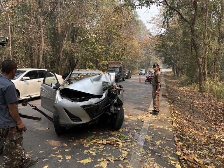 พ.ต.อ.เสกสรรค์ ขันคำนันต๊ะผกก.สภ.เชียงดาว ช่วยเหลือผู้บาดเจ็บจากเหตุอุบัติเหตุ ซึ่งผู้บาดเจ็บติดอยู่ในรถ ใกล้กับรอยต่อระหว่างบ้านปางเฟืองกับบ้านปางโม่